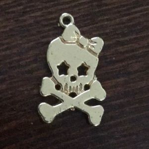SKULL PENDANT ☠️🎀